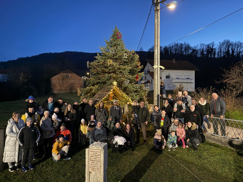 Kod Kapele sv. Križa okićen bor i postavljene jaslice